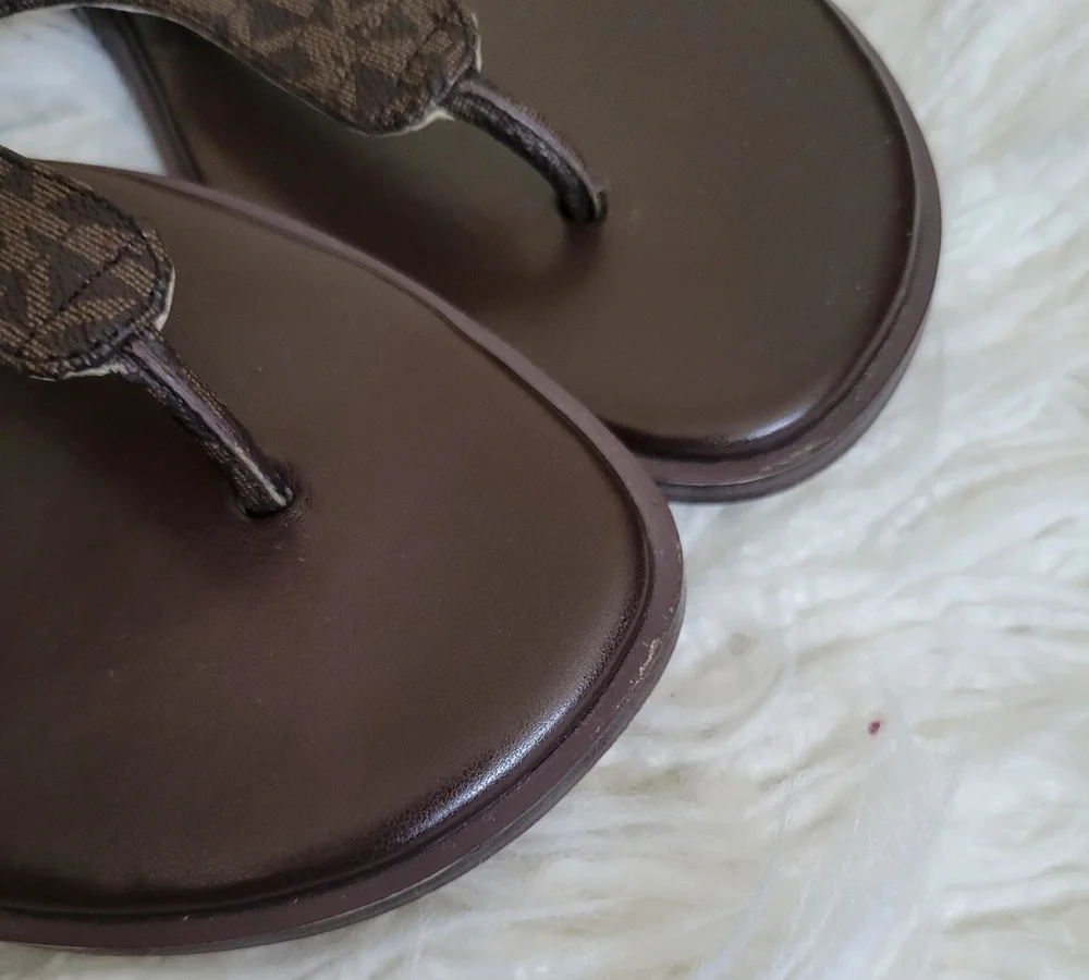 Michael Kors Mk Plate Thong Sandals - Picture 5 of 11